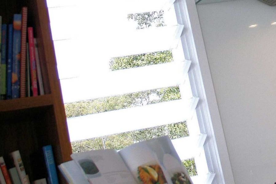 425TB Futureline Awning and Fixed Windows