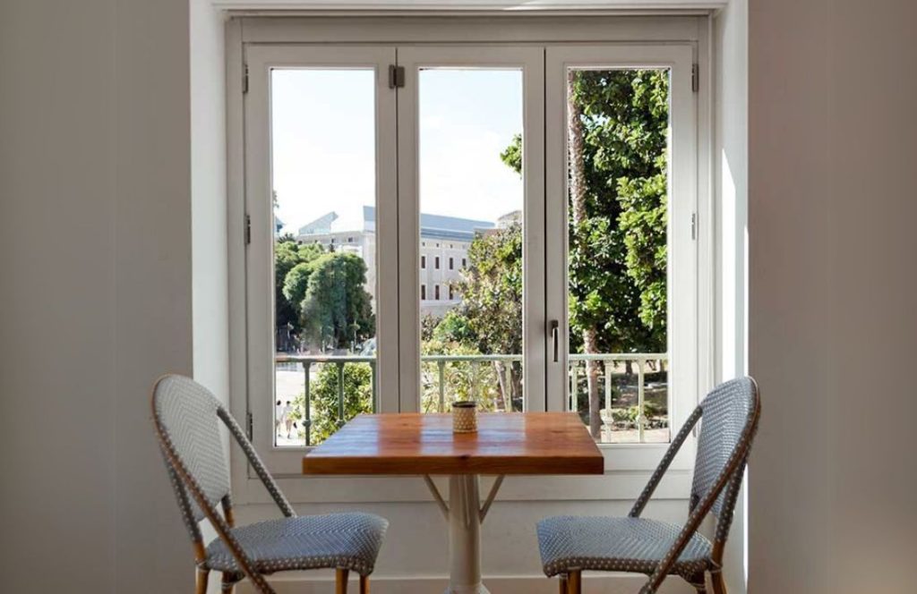Servery window
